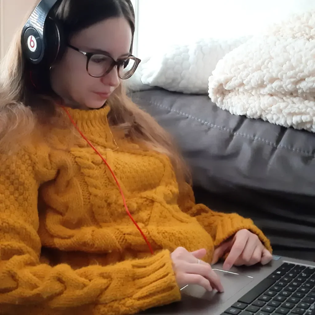 Agathe regardant des vidéos YouTube